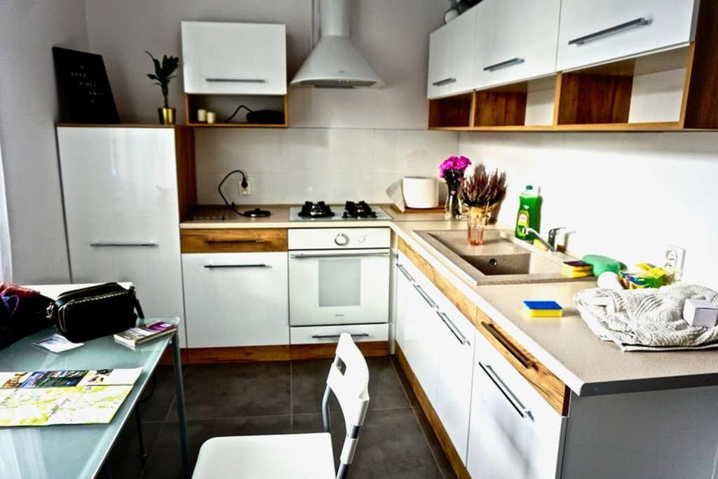 Sunshine Parkside Hideaway - 3 Bedroom - By Upstairs Krakow Exterior photo
